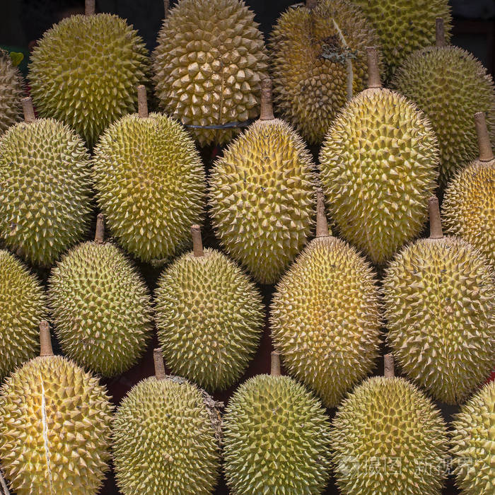 成熟的榴莲水果在当地市场上的巴厘岛乌布印尼关闭亚洲水果之王