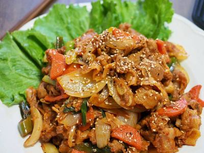 韩国菜 Jeyuk 子鸡, 搅拌 friedspicypork