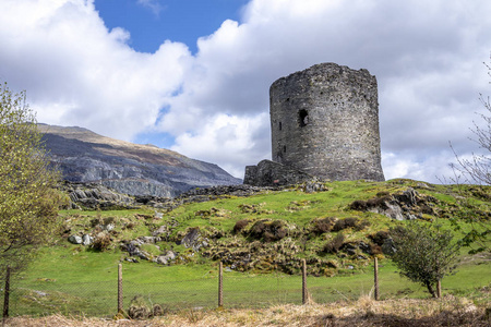 威尔士斯诺多尼亚国家公园 llanberis 的 dolbadarn 城堡