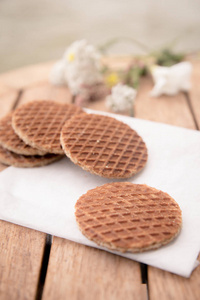 传统荷兰 Stroopwafels 糖浆填充华夫饼在设置与花卉