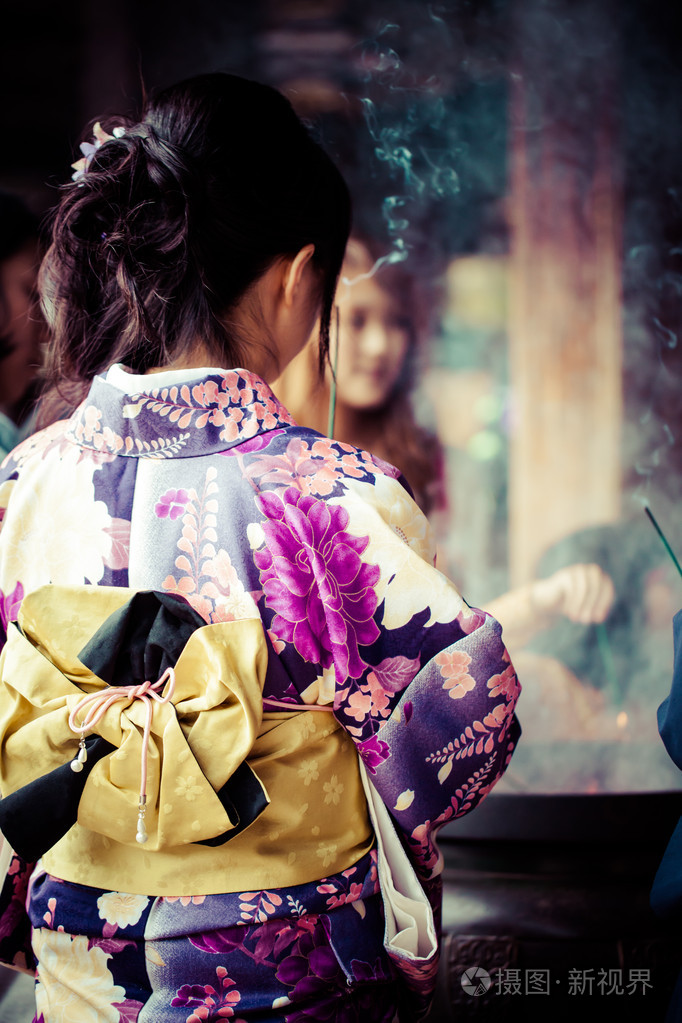 日本妇女穿和服呼吁在京都的清水寺看樱花的传统服饰照片-正版商用