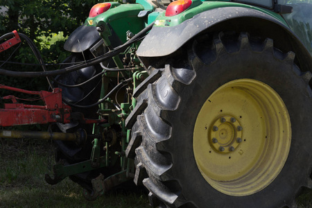 在6月的阳光明媚的一天, 在德国南部农村, 你看到机器, 轮子和农场设备的收割和农业工作的部分