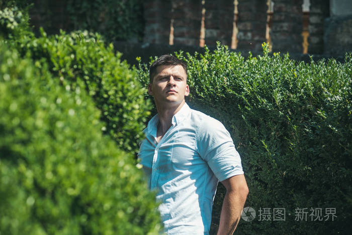 夏天的帅哥人们在公园里享受夏日的快乐.年轻男子气概的脸.