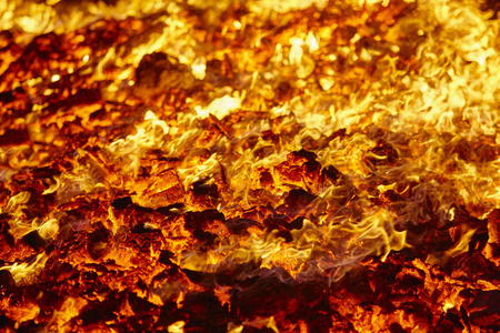火。火山白炽灯材料。热木炭篝火。碳排放燃烧