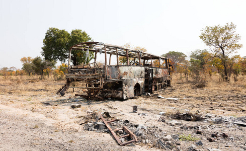 在路的一侧被烧毁的公共汽车, 博茨瓦纳