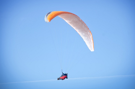 滑翔伞在天空中图片