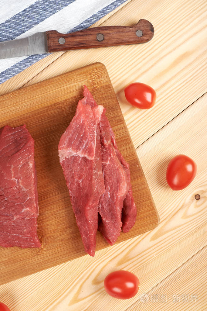木制切板用生牛肉片