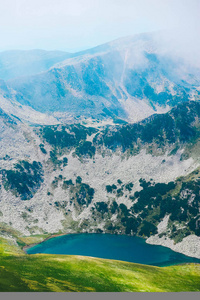 美丽的浓雾高山山峰, 令人惊叹的湖泊, 夏日。高山绿色领域, 风景