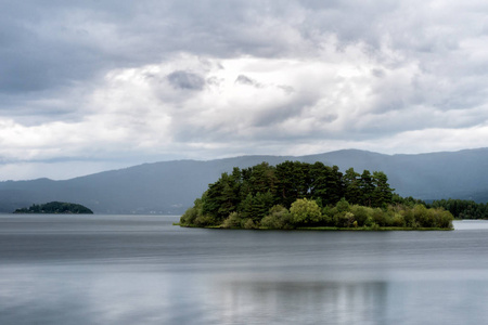 挪威湖的风景在 Hnefoss, 在奥斯陆附近