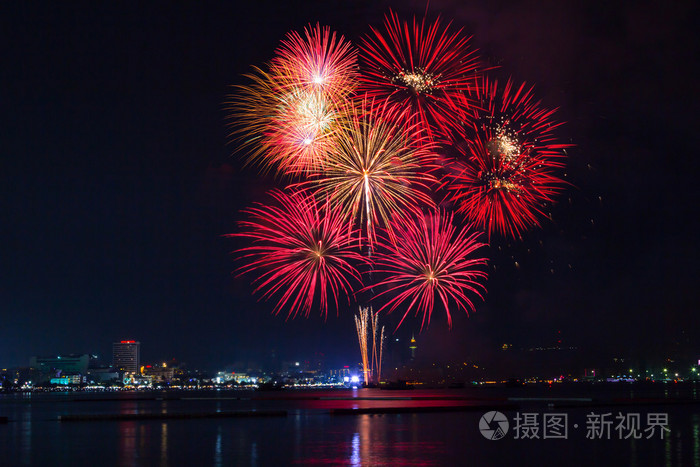 绽放的烟花,混合颜色的节日之夜