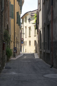 空维罗纳狭窄的街道在夏季, 老房子和没有人, 影子和阳光