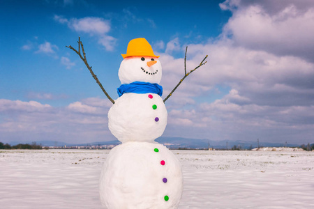 可爱的微笑雪人在阳光明媚的日子, 快乐的冬天概念照片
