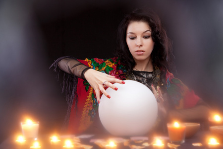 女巫用魔法水晶球照片