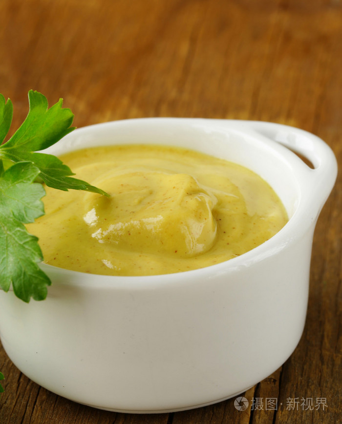 在一个白色的碗里自然芥末酱