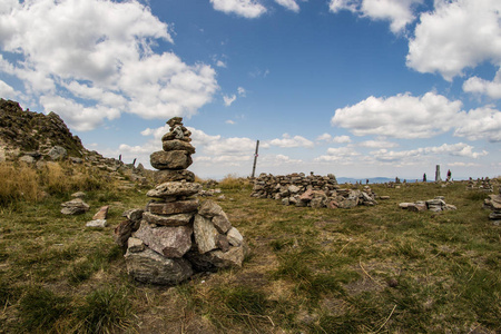 石头堆积在山顶上。中欧峰会。夏天的季节