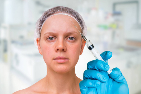 女人在她的脸整容手术概念获取注射