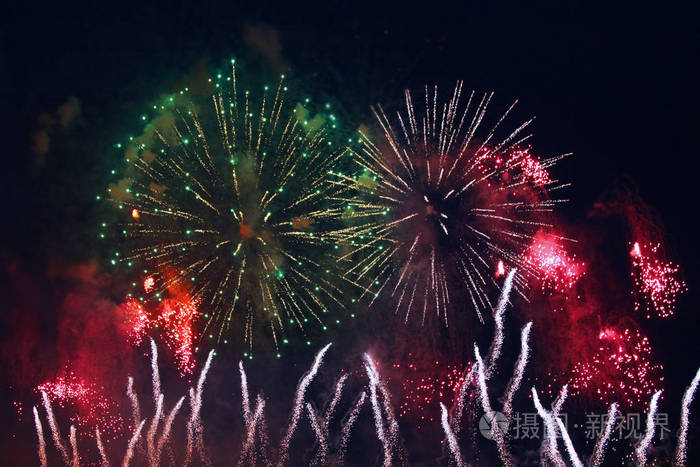 华丽美丽的多色烟花在天空中