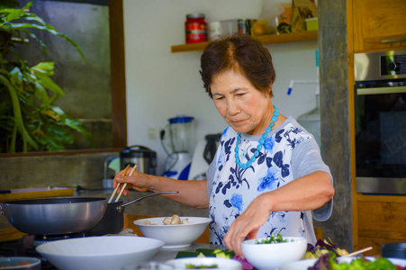 幸福老人享受整洁厨房