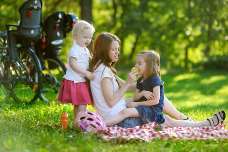 年轻的母亲和她的女儿去野餐