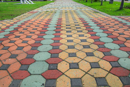 走道块石彩色水泥在公园和复制空间添加文本选择焦点与浅景深