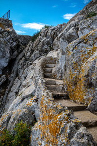 直布罗陀岩石上的小径。直布罗陀是位于西班牙南端的英国海外领地。