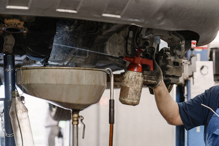 汽车维修专家：金属车辆更换工具 雄性机修工服务