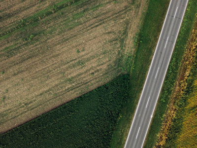 空路无人机摄影通过平原乡村景观, 直接从上述两车道巷道鸟瞰
