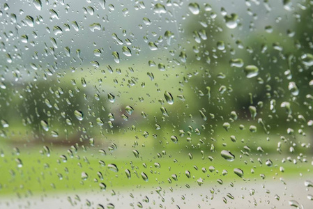 汽车挡风玻璃上的雨滴