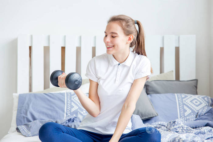 女孩在家里做早操健康和运动的生活方式