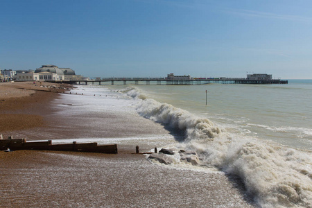 沃辛英格兰在西苏塞克斯南部海岸镇的海滩上撞浪