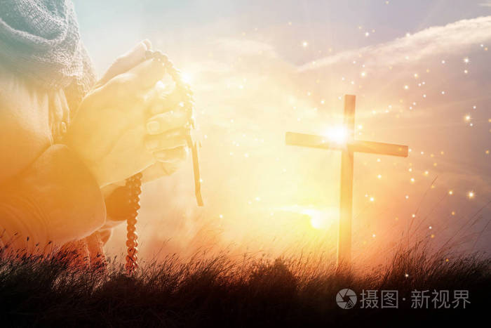 双重曝光.妇女祈祷与十字架在自然日落背景, 希望概念
