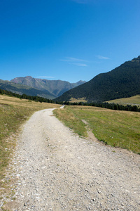 Montgarri 山在蓝天下, 阿兰山谷, 西班牙