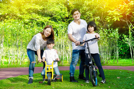 亚洲家庭在公园享受户外活动