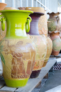 在市场中的多彩陶瓷花盆