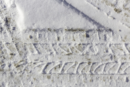 汽车轮胎印记在雪中