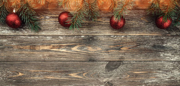 古老的木背景与冷杉树枝装饰着小球。文本的空间。圣诞卡。顶部视图。圣诞。光闪烁的效果