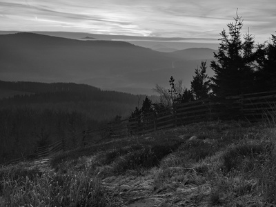 山从清晨秋雾背景增加。黑白照片