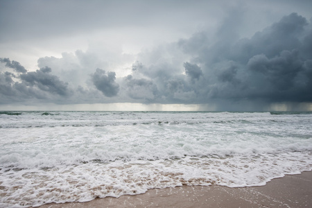 阴天下雨前海滩