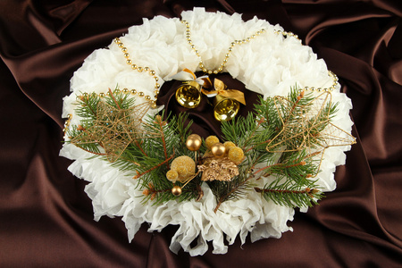 织物背景上的圣诞花环