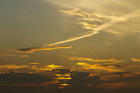 美丽的夕阳与美丽的天空和云彩在夏天。良好的天气背景与复制空间