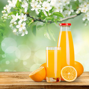 桌上有一瓶可口的橙汁