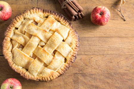 经典的苹果派甜点与格子。自制的美国馅饼从有机夏天苹果