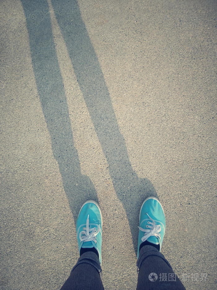 运动鞋的影子