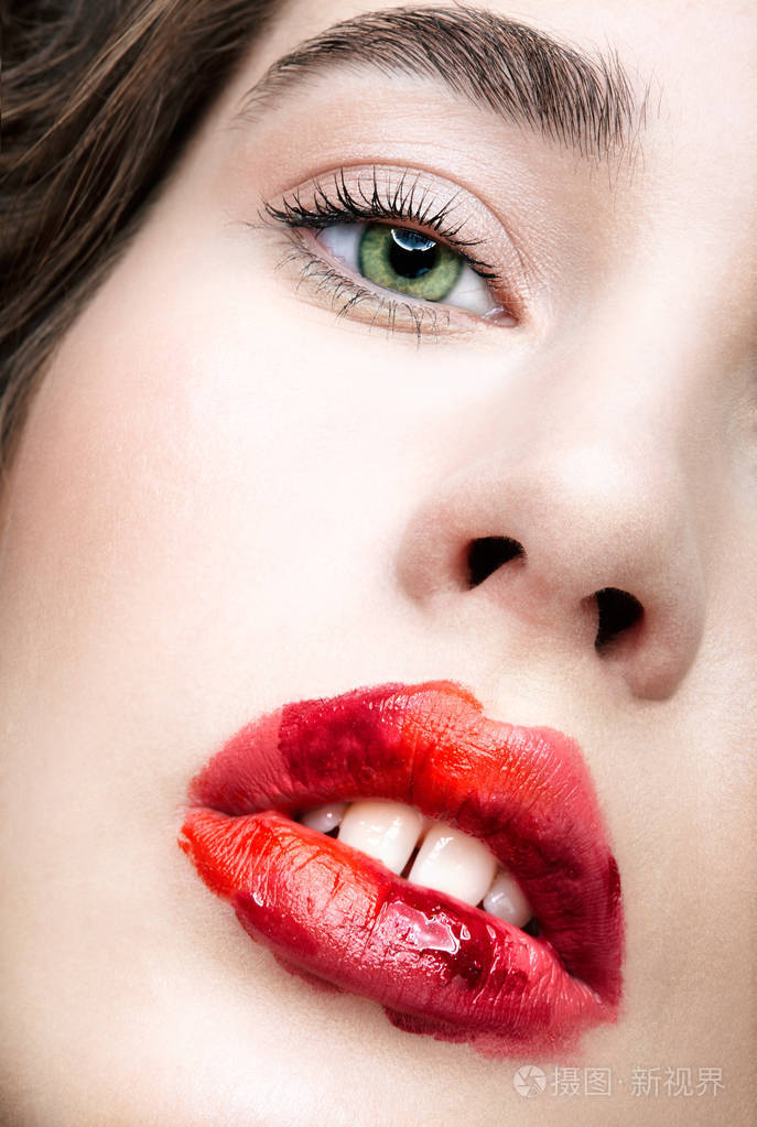 女孩与完美的皮肤, 绿色的开心果色眼睛和猩红红唇化妆