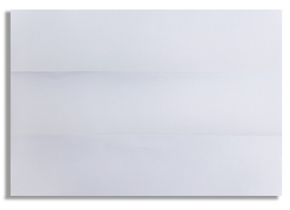 折叠三个孤立的白色美纹纸的白床单