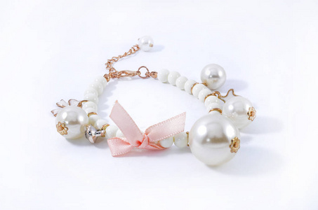 珍珠与上白色孤立的吊坠手链图片