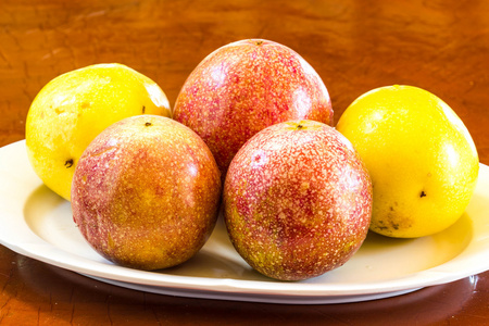 passionfruits 在白盘子里