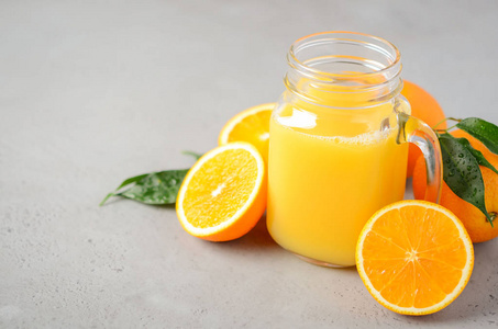 新鲜橙汁在一个罐子在灰色的混凝土背景, 选择性焦点, 复制空间