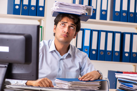 超负荷的忙碌的员工, 工作和文件过多照片