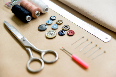 一套缝纫工具剪刀, 针, 按钮, 桌子上的线